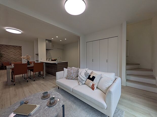 【LDK/既分譲】
リビング収納のほか、2ヶ所の可動棚を設置しています。生活用品のストックや掃除用具・保存食の保管や飾り棚など、多用途にご活用いただけます。