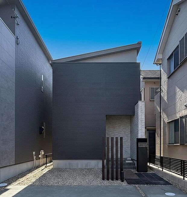 【外観/No1】
ブラックを基調とした、シンプルモダンな外観デザイン。2面バルコニーやサービステラス、中庭など、外部スペースが魅力の4LDKプランです。車2台、並列駐車可能です。