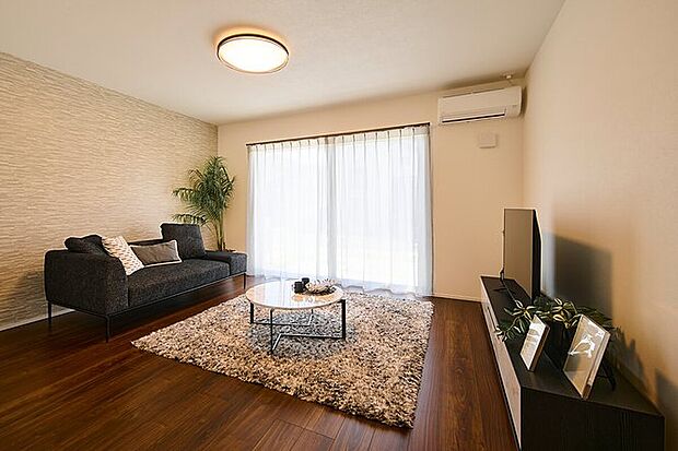 【【リビング/既分譲】】窓からたくさんの光が差し込む明るいリビングは22.1帖の広々空間。大きなTVやソファーを置いても圧迫感がなくゆとりがあります。