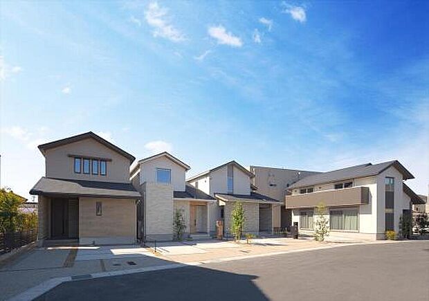 【【現地外観写真】】周辺にはコンビニ・スーパー・病院などの生活施設が複数点在する、利便性の高い住環境です。街区内は通り抜けができないため、住民以外の交通が比較的少なく落ち着いて暮らしていただけます。