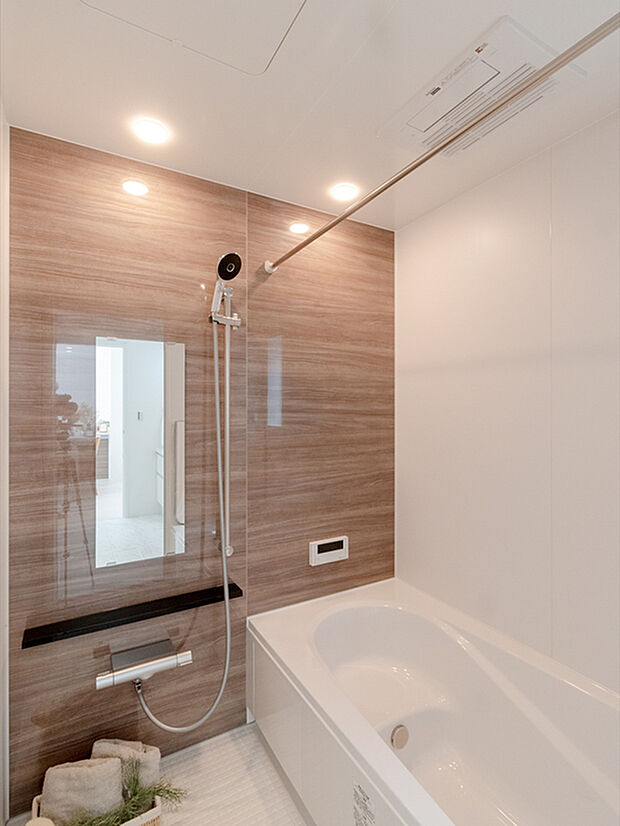 【お手入れラクラクバスルーム。】浴室はより永く清潔に使いやすい、お手入れラクラクのユニットバスです。浴室乾燥機も標準設置です。