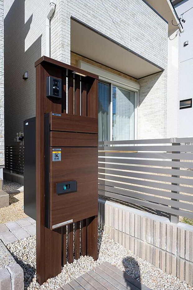 【【宅配ボックス】】門柱は、宅配ボックスを搭載しており、機能性にもデザイン性にも優れています。再配達を依頼する手間も省け、忙しい日々でもストレスフリーに◎