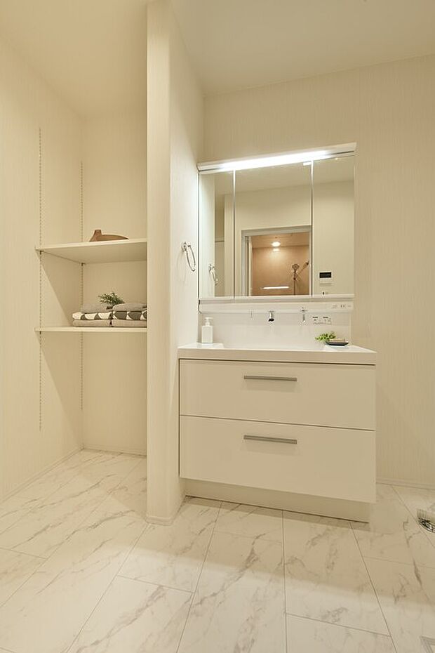 【【洗面室/No.2】】ご家族で使う忙しい朝も、ゆったりと使える洗面スペース。サイドに収納があるので、タオル類や小物類の収納に便利です。