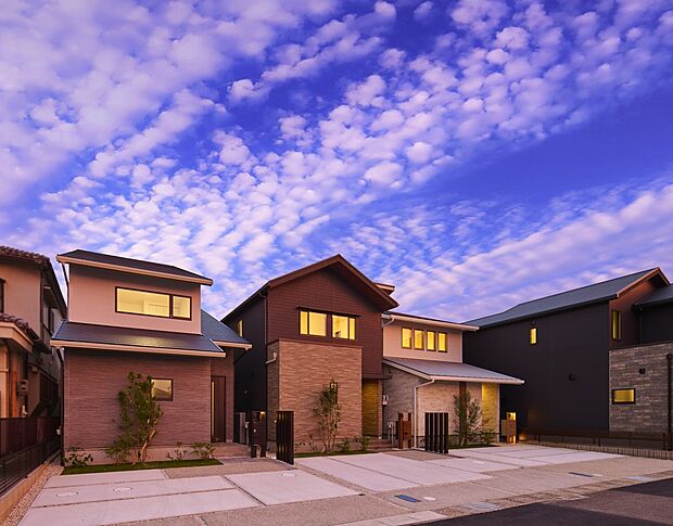 【【街並み】】緑豊かな朝宮公園が徒歩圏内!運動したり遊んだり、伸びやかな暮らしが叶うロケーションです。コンビニやスーパーなど生活利便施設が整った、住み良いエリアです。