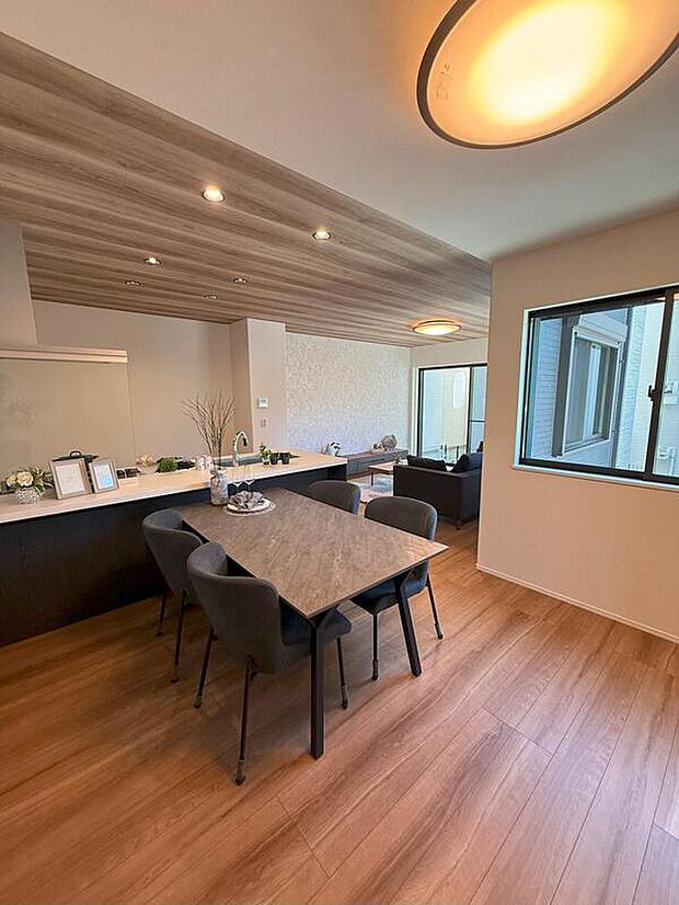 【【No.1/LDK】】キッチン・リビングと異なる天井クロスを施したダイニング部分。空間に奥行きが生まれ、開放感があります。