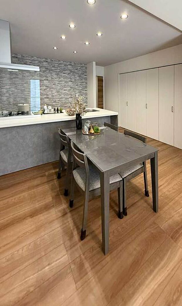 【【1階約18.0帖LDK/No2】】ナチュラルでお洒落な内装デザイン◎キッチンのカラーが空間の良いアクセントとなっています。大容量の収納付きです。