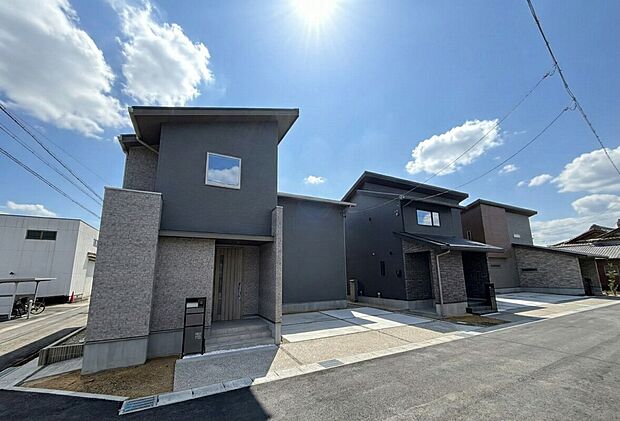 【【外観】】効率的な家事動線＋ランドリールームを設けたモデルハウスが誕生！LDKや洋室、バルコニーを南側に配置した、陽光豊かな住まいです。各邸、車2台並列駐車可能です。