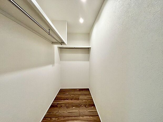 【【2階約7.8帖洋室/No1】】2階約7.8帖洋室は、約2.3帖の大容量WIC付き!衣類だけでなく、スーツケースや季節家電など、大きな荷物の収納にも役立ちます。扉がなく、荷物の出し入れがスムーズです。