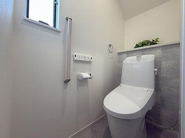 【【1階トイレ/No8】】各階にトイレを設けており、混み合う朝の時間帯や来客時にも、気兼ねなくご使用いただけます。温水洗浄便座付きトイレのため、快適です。