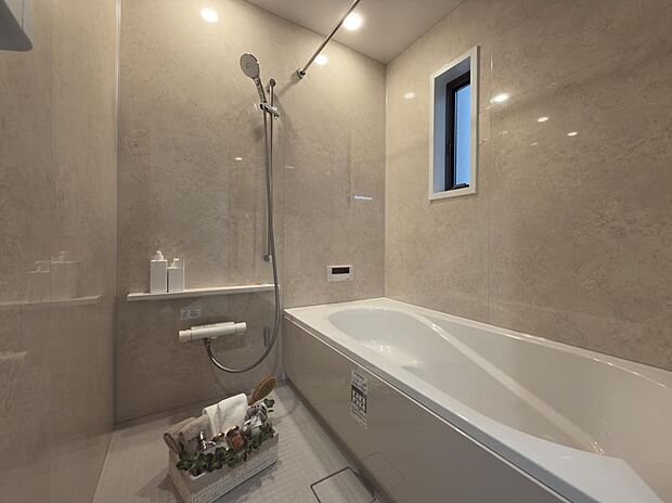 【【浴室/No1】】ベージュカラーでまとめた、落ち着いた雰囲気の浴室です。ベンチ付きの浴槽を採用しており、小さなお子様との入浴や半身浴なども快適◎節水効果も期待できます。