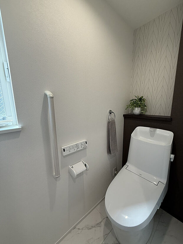 【【1階トイレ/No.1】】手洗い器一体型のトイレを採用しており、拭き掃除などのお手入れがしやすい仕様です。季節を問わず快適に使用できる、温水洗浄便座付き。トイレは各階に設置しています。