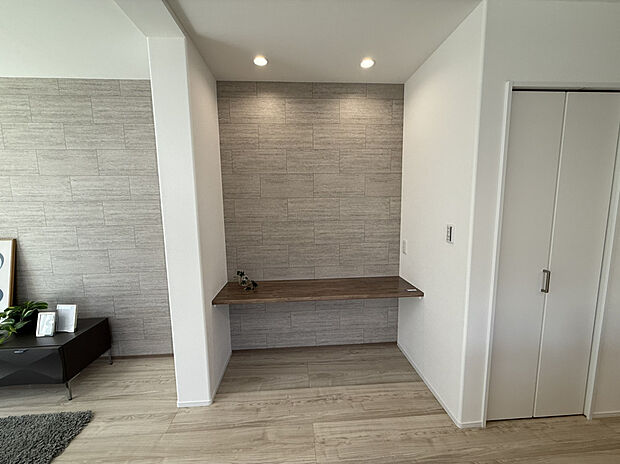 【【LDK(約20.9帖)/No.1】】ダイニングにカウンターを設けました。電子機器やアイロンの使用に便利なコンセント付き。ワークスペースや家事コーナーなど、ライフスタイルに合わせてご活用いただけます。