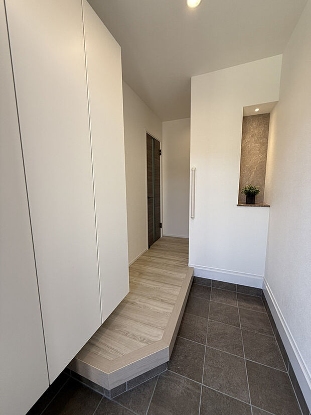 【【玄関/No.1】】玄関収納のほか、靴を履いたまま出入りいただける土間収納をレイアウト。スポーツ用品なども仕舞うことができ、生活感が出やすい玄関をすっきりとした空間に保てます。