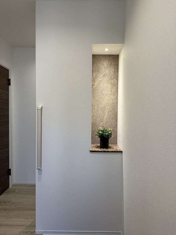 【【玄関/No.1】】ダウンライト付きのニッチを設けており、観葉植物や写真を飾ることができます。電子キーや宅配ボックスなど、玄関周りの設備も充実しています。