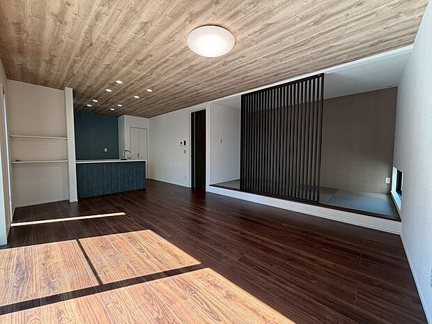 【【LDK/NO.1】】生活のメインスペースとなるLDKは、16帖超の広さ。2か所に可動棚を設けており、ストック品や日常使いの小物類なども整理整頓できそうです。