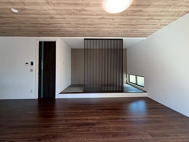 【【和室/NO.1】】リビングに隣接している約4.0帖の和室です。小上がりになっており、腰掛けて寛ぐことも可能。お子様のプレイスペースやお昼寝スペースにおすすめです。