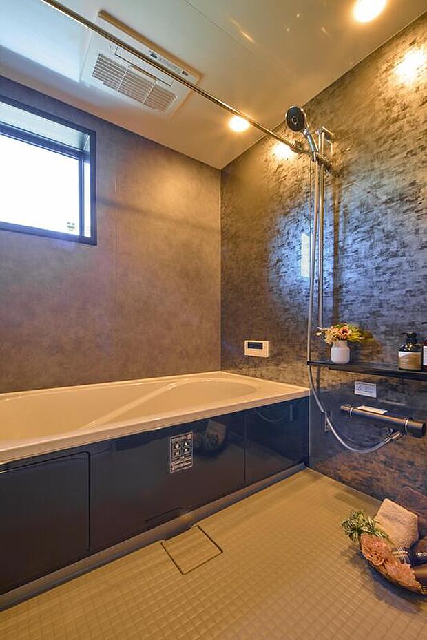 【【No.1/浴室】】浴室暖房乾燥機を搭載しているため、雨の日や花粉の時期も気兼ねなく洗濯物を干すことができます。浴槽はベンチ付き。半身浴の際やお子様も座りやすい仕様で、節水にも繋がります。