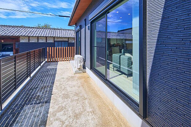 【【No.1/庭】】リビングから繋がる庭スペースです。お子様のプール遊びやガーデニングなど、おうち時間の楽しみが広がります。ウッドデッキ(オプション)を設置して、アウトドアリビングとしても◎