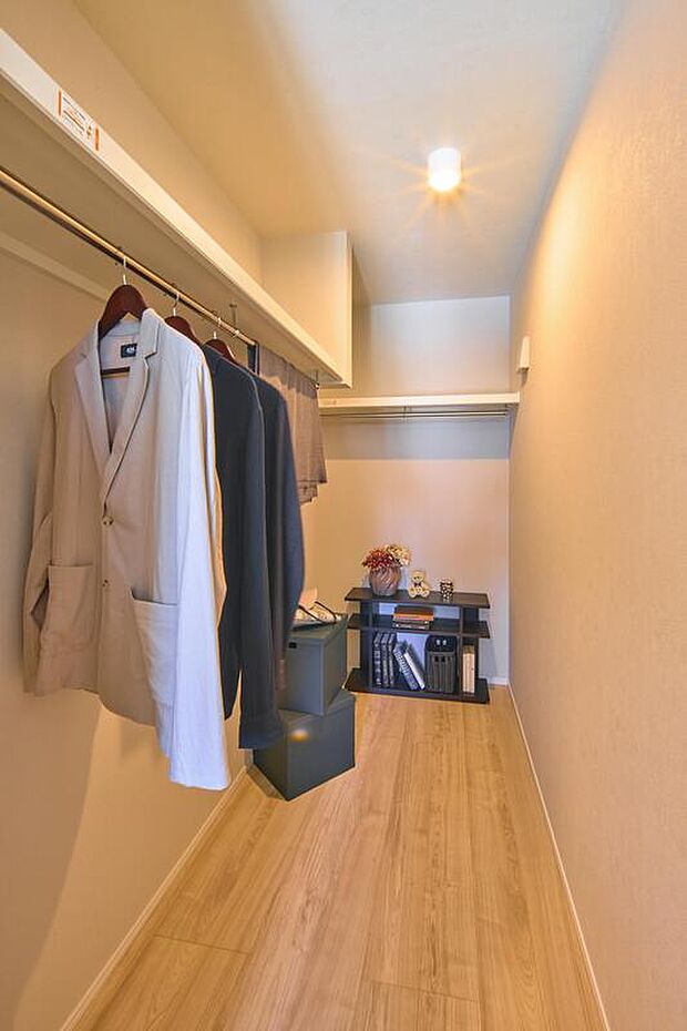 【【No.1/ウォークインクローゼット】】約2.3帖の広さのウォークインクローゼット。衣類だけではなく、帽子やアクセサリー、バックなどの小物類、季節の家電などの大きい物までたっぷり収納できます。