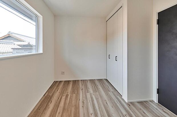 【【洋室(約5.5帖)/No.4】】クローゼットを設けているため、スペースを気にせずベッドやデスクを配置できます。南側に設けた窓から明るい陽光が差込みます。