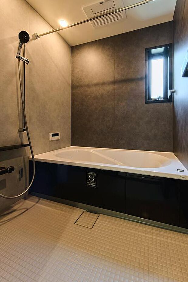 【【浴室/No.4】】バスタブに足を伸ばして一日の疲れをゆったりと癒すことができます。浴室乾燥機付きですので、天候や時間帯に関係なく、雨の日や深夜でも洗濯物が乾かせます。