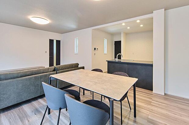 【【LDK/No.4】】寛ぎのスペースと食事のスペースを区分けして家具が配置できるレイアウト。キッチンは対面式のため、リビングダイニングにいるご家族とのコミュニケーションが取りやすいです。