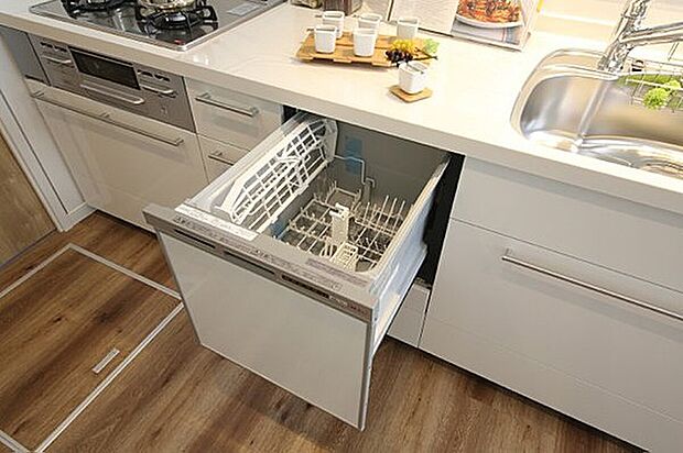【【食器洗浄乾燥機】】家事の時短に貢献するビルトイン食器洗浄乾燥機。手洗いよりも少ない水量で効率的に洗浄でき、除菌効果も高く衛生的。毎日の後片付けがぐっと楽になります。