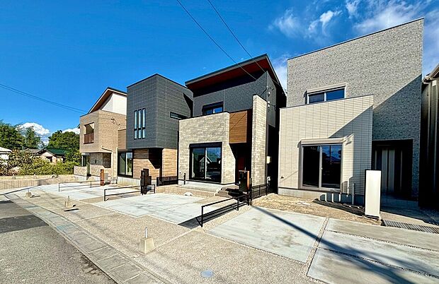 【【現地外観写真】】各棟に特徴を持たせたモデルハウスを一挙公開！小屋裏収納付きの住まいや吹抜けリビングの住まい、広々バルコニー付きの住まいなど、お好みに合わせて、多彩なプランの中からお選びいただけます。