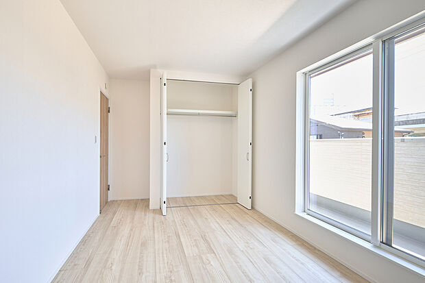 【【洋室施工例】大容量のクローゼットを設けているため、スペース】飽きの来ない、シンプルなテイストの内装を施しています。寝室としてはもちろん、書斎やホビースペースとしても活用できます。