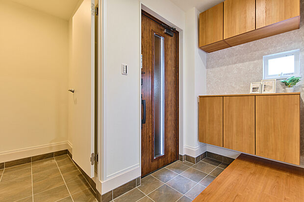 【【玄関施工例】】アウトドア用品などをしまえる土間収納付き。汚れても掃除がしやすく、雨の日も気兼ねなく使えるのも嬉しいポイントです。