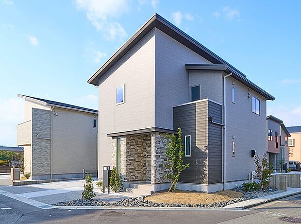 【【外観写真/No.5】】No.5は、開放感のある角地に位置しています。室内に、あたたかな陽光と心地の良い風を取り込むことができそうです。