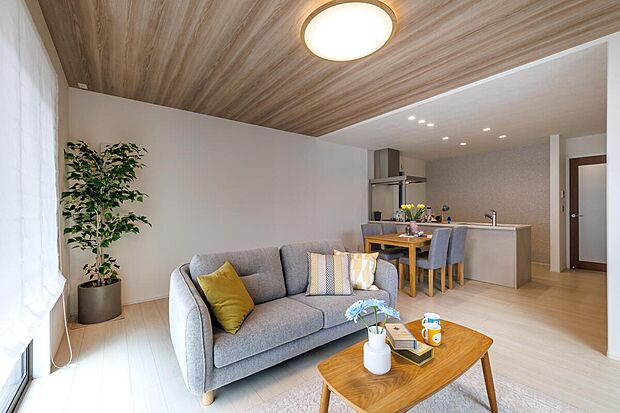 【【LDK施工例】】家具を配置してもゆとりのある広さを確保。リビングからキッチンの様子が見えるので、ご家族どうしで会話が弾みやすい間取りです。床暖房付き。