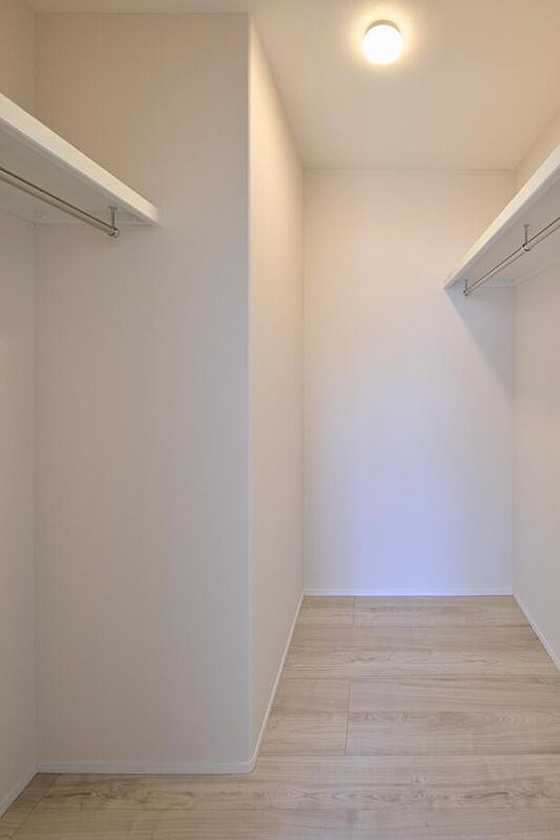 【【収納施工例】】各居室には、使い勝手の良いWICやクローゼットを設け、居住空間を有効活用できます。広さにゆとりがあるので、背の高い荷物や季節家電なども収納できます。