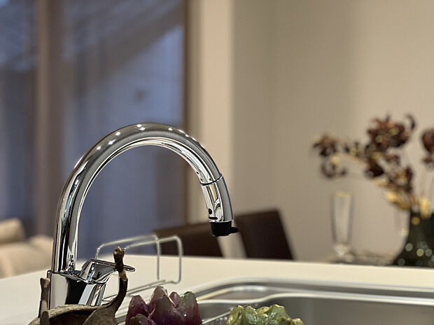 【【タッチレス水栓(キッチン)】】手をかざすだけで自動で吐水するタッチレス水栓を採用。調理中に手が汚れていても衛生的に使え、水はねによる周りの汚れも軽減。家事の負担を減らす嬉しい設備です。