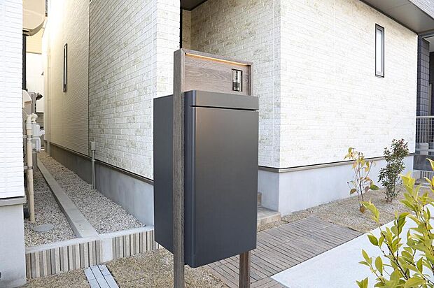 【【宅配ボックス】】留守の際も荷物の受け取りが可能な宅配ボックスを設置。不在配達の手間が省け、非対面での受け取りも可能です。※メーカー及び仕様、形状が異なる場合があります。