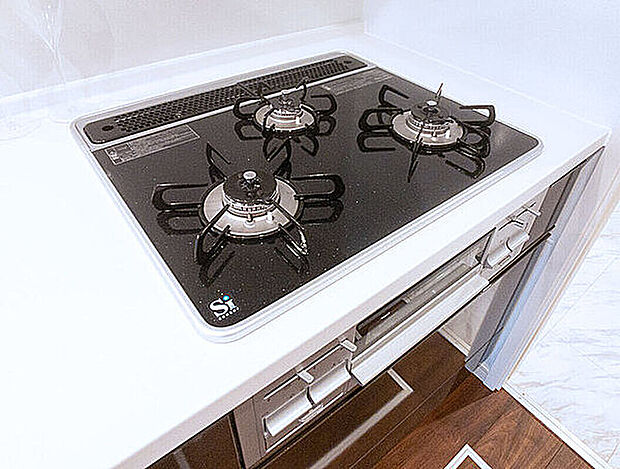 【【ガラストップコンロ】】お手入れのしやすさと機能性を兼ね備えたガラストップコンロ。油汚れも簡単に拭き取れ、毎日のお手入れが楽々。強火力で本格的な調理も思いのままです。複数品を同時に調理でき、家事効率アップも期待できそうです。