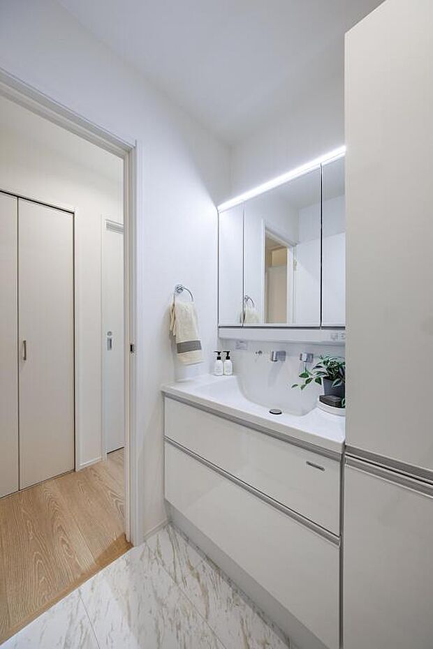 【【施工例/洗面室】】収納豊富な洗面化粧台は、身支度やヘアセットに便利な三面鏡仕様です。洗面ボウル下収納は、立った状態でも出し入れしやすいスライド式を採用しています。