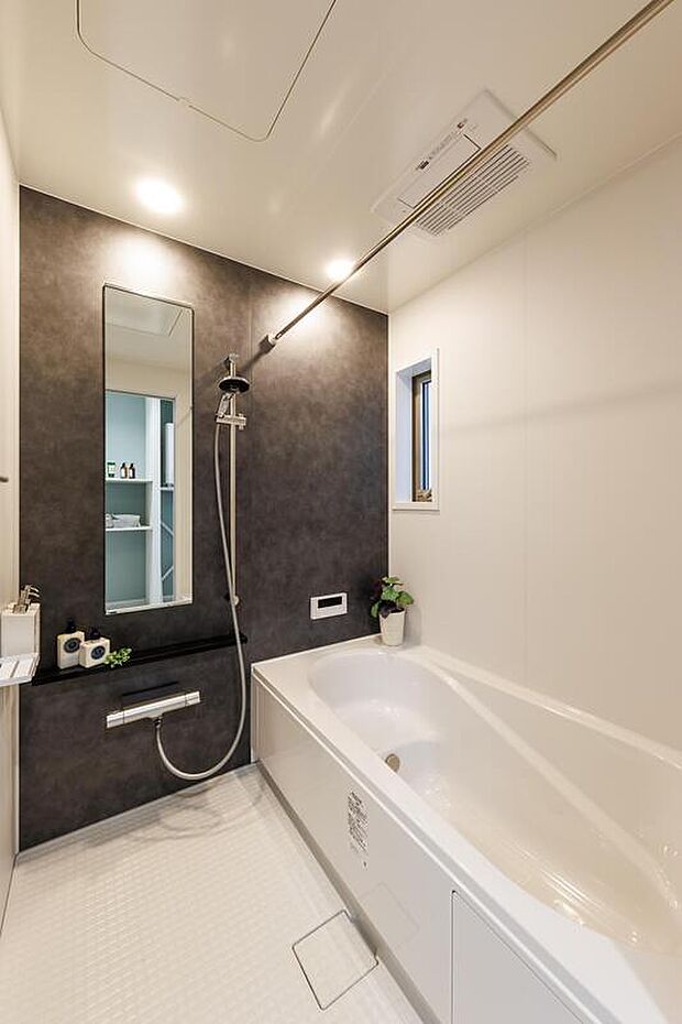 【【施工例/浴室】】ダークカラーのアクセントパネルを採用したスタイリッシュな浴室です。雨の日や夜間の洗濯乾燥に便利な浴室乾燥機付き。窓があるため、自然換気もスムーズに行えます。