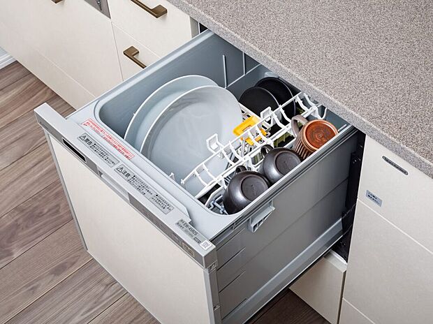 【【食器洗浄乾燥機】】除菌洗浄と乾燥機能で食器を清潔に保ち、噴射角度が変わる洗浄方式により庫内の隅々までしっかり洗浄。夜でも使いやすい低騒音設計で、毎日の家事を快適にします。