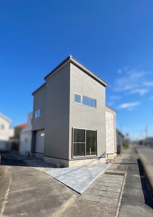 【【外観写真】】2方が道路に面しており、通風や採光が叶いやすい立地です。LDK西側の掃き出し窓から、午後の陽光が差し込みます。/2026年7月撮影