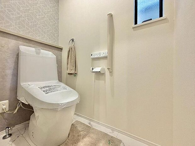 【【No.4/トイレ(1階)】】温水洗浄便座付きのトイレ。トイレは各階に設けているため、来客時や忙しい朝もスムーズに利用できます。夜間も階段の上り下りなく利用でき、生活動線に配慮しています。