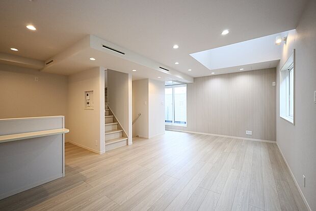 【LDK/2号棟】
明るい色合いを基調とした内観デザイン。LDKは対面式キチン・リビング階段を採用しており、自然とコミュニケーションを育める空間です。※未入居住宅