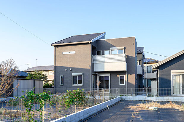 【スマート・ワンシティ久喜市本町5丁目】
JR宇都宮線、東武伊勢崎線「久喜」駅の2路線利用可能な立地！敷地面積49坪超。各棟に固定階段付の小屋裏収納が備わっています。/2025.9月撮影