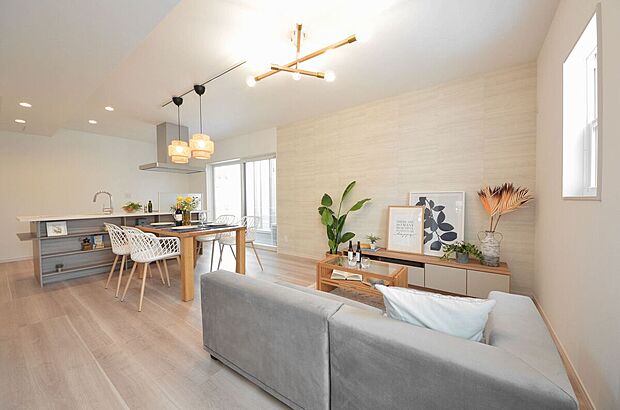 【LDK/10号棟】
約18.3帖のLDKはアイランドキッチン・リビング階段を採用しています。キッチンダイニングは南東向きの掃き出し窓から朝日が差し込み、気持ち良く朝の時間が過ごせそうです。※未入居住