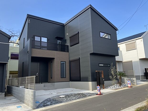 【スマート・ワンシティ蓮田市御前橋1丁目】
JR「蓮田」駅まで徒歩8分の駅近立地に全3邸の戸建分譲住宅が誕生します。ヒノキヤのアイデアをちりばめた、全棟 注文住宅品質、全館空調を標準搭載しています。