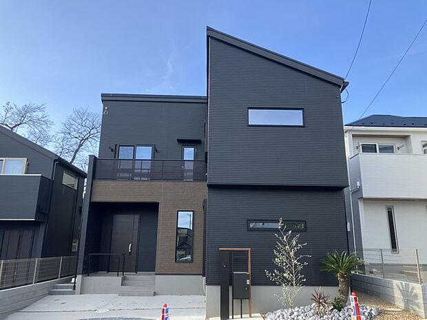 【現地外観写真／2号棟】
おしゃれで洗練されたブラックを基調とした外観の2号棟。南東向きと北西向きの2面バルコニー付きです。2台分の駐車スペースあり(車種による)。/2525年11月