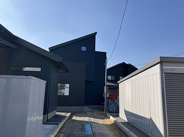 【現地写真】
前面道路から奥まった区画形状のため、外からの視線が届きにくく、小さなお子様のいるご家庭や、静かに暮らしたい方におすすめです。徒歩8分圏内に幼稚園と小学校が揃います。/2026.2撮影