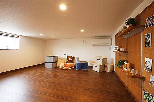 【小屋裏収納】
屋根裏の空間を有効活用した小屋裏収納。固定階段付きのため、荷物の出し入れをスムーズに行えます。収納スペースとしてはもちろん、お子様のプレイルームとしても活用できそうです。/弊社施工例