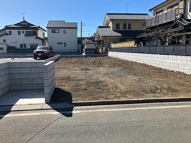 【現地土地写真】
現況更地につき、建物解体の費用や手間がかかりません。実際の陽当りの様子や隣地との間隔などを事前にご確認いただけます。