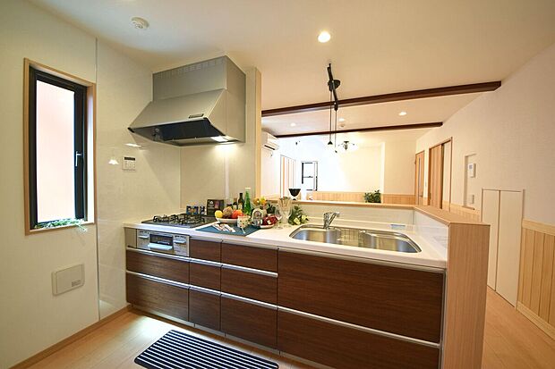 【キッチン】
家事の孤立感を感じにくい対面式オープンキッチン。吊り戸棚がないので開放感があり、気持ちよくお料理ができます。食器洗乾燥機や浄水器を搭載したシステムキッチンを採用しております。/弊社施工例